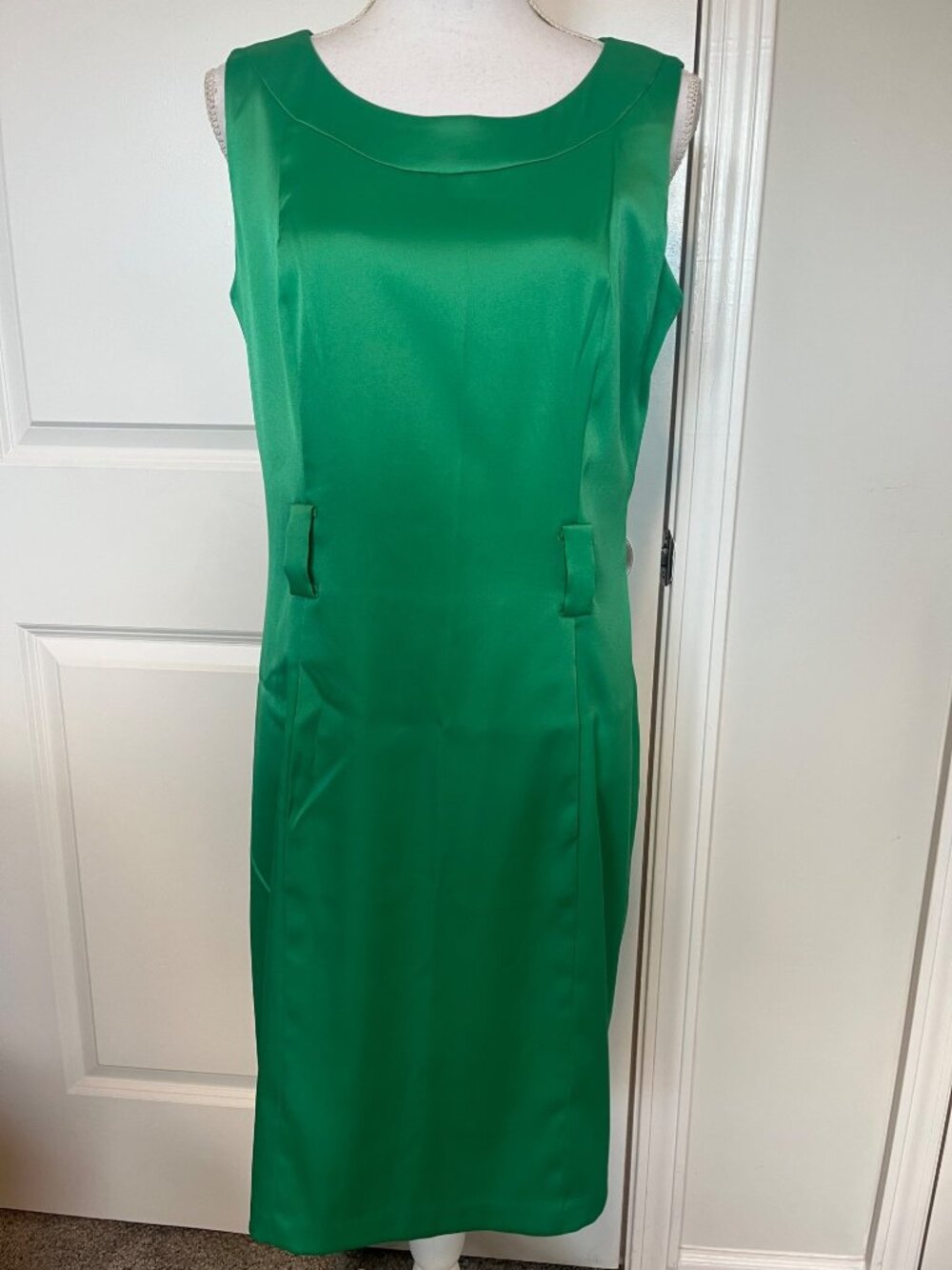 Dressbarn Womens Green Sleeveless Sheath Dress Size 12 Knee Length Midi Sheen